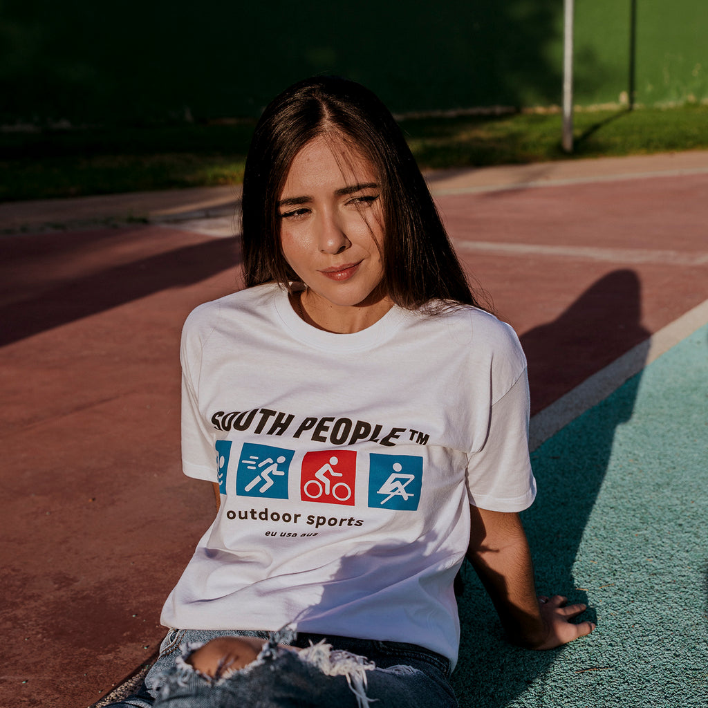 Camiseta color blanco gráfico south people modelo