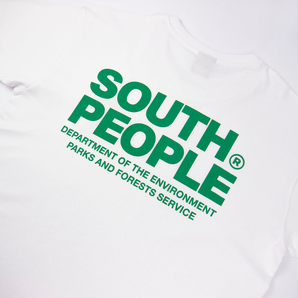 Camiseta color blanco gráfico hoja south people espalda detalle