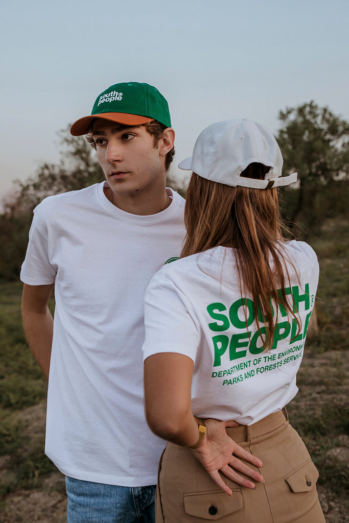 Camiseta color blanco gráfico hoja south people modelo espalda