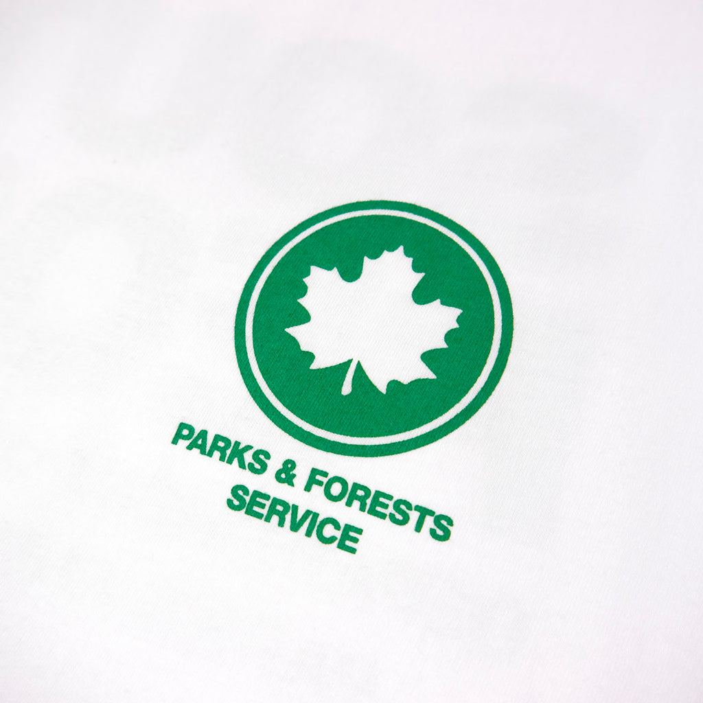 Camiseta color blanco gráfico hoja south people pecho detalle