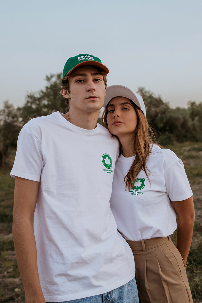 Camiseta color blanco gráfico hoja south people modelos frontal