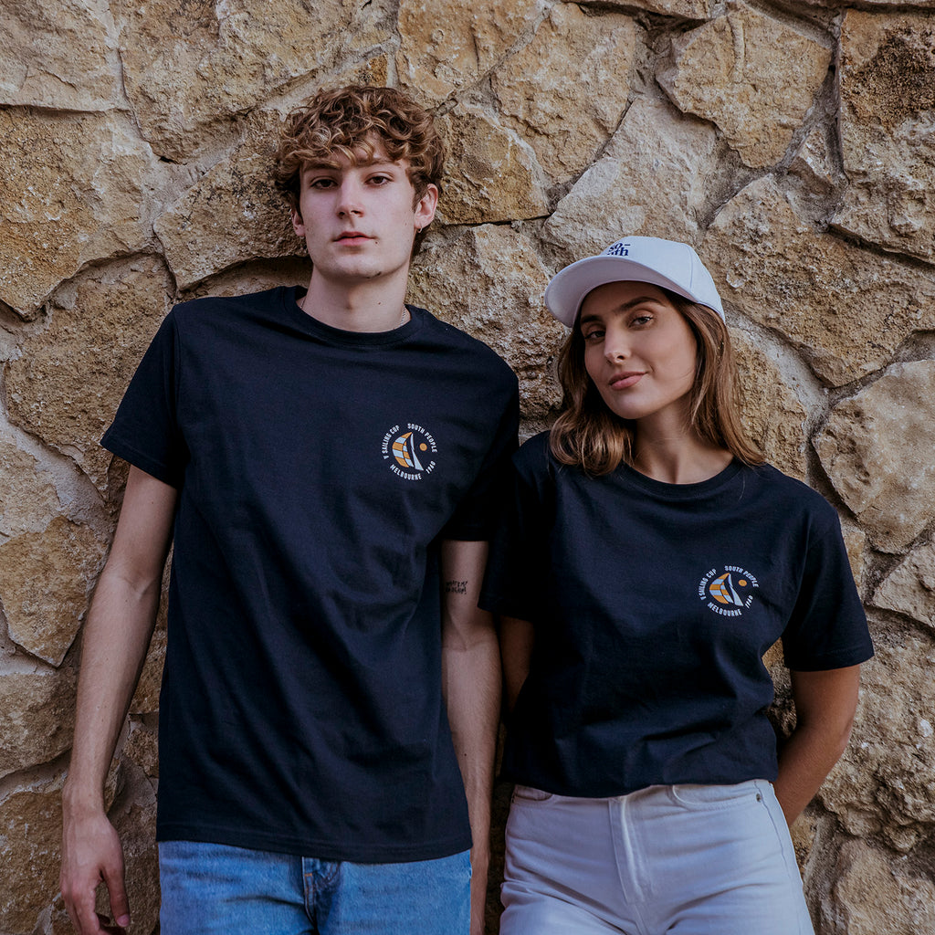Camiseta color azul marino gráfico vela south people modelos frontal