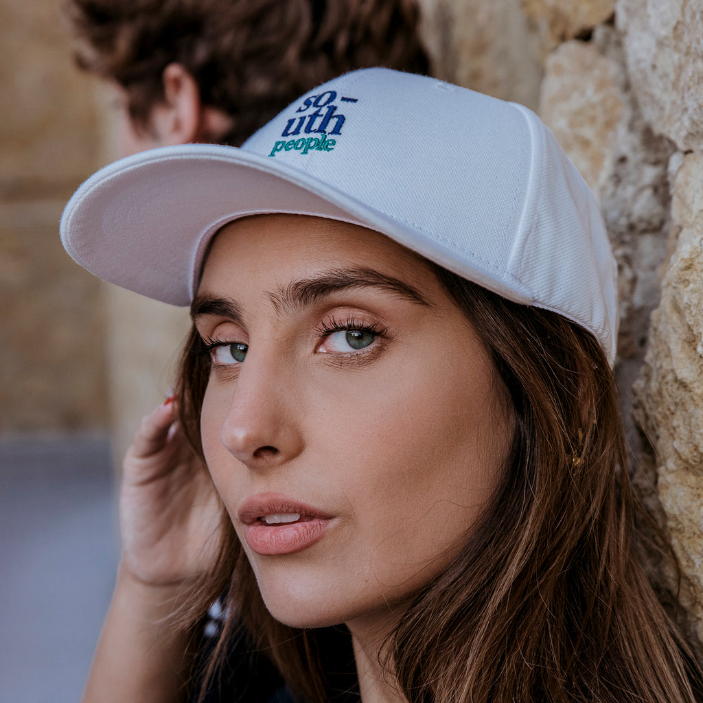 Gorra color blanco logo south people modelo