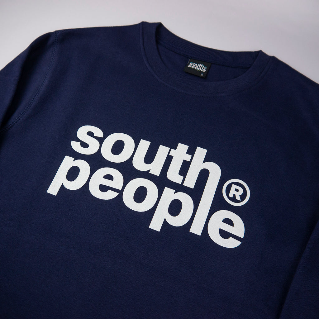 Sudadera color azul marino logo south people detalle