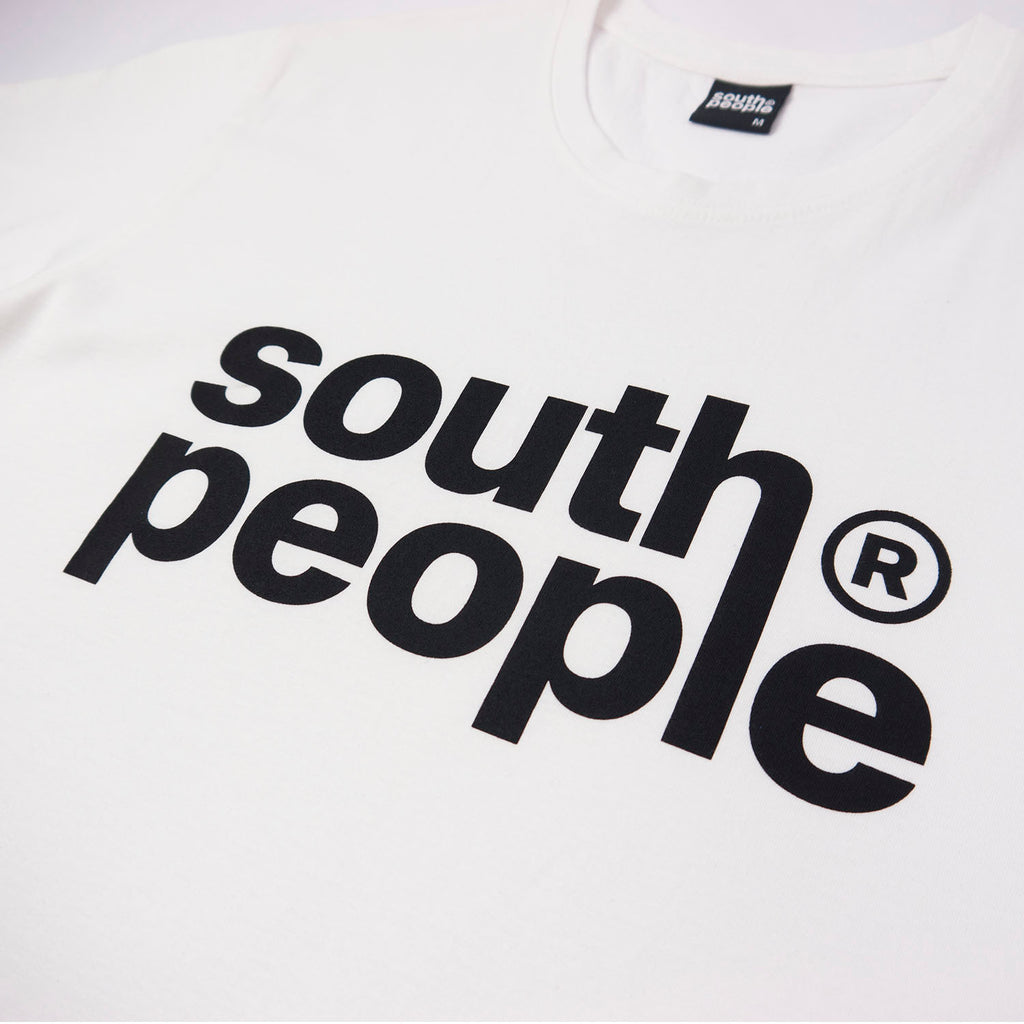 Camiseta color blanco logo south people detalle