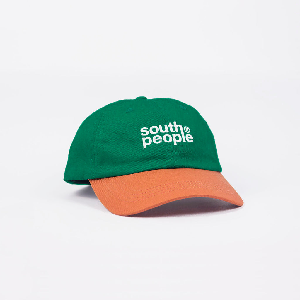 Frontal gorra color verde con visera camel logo south people