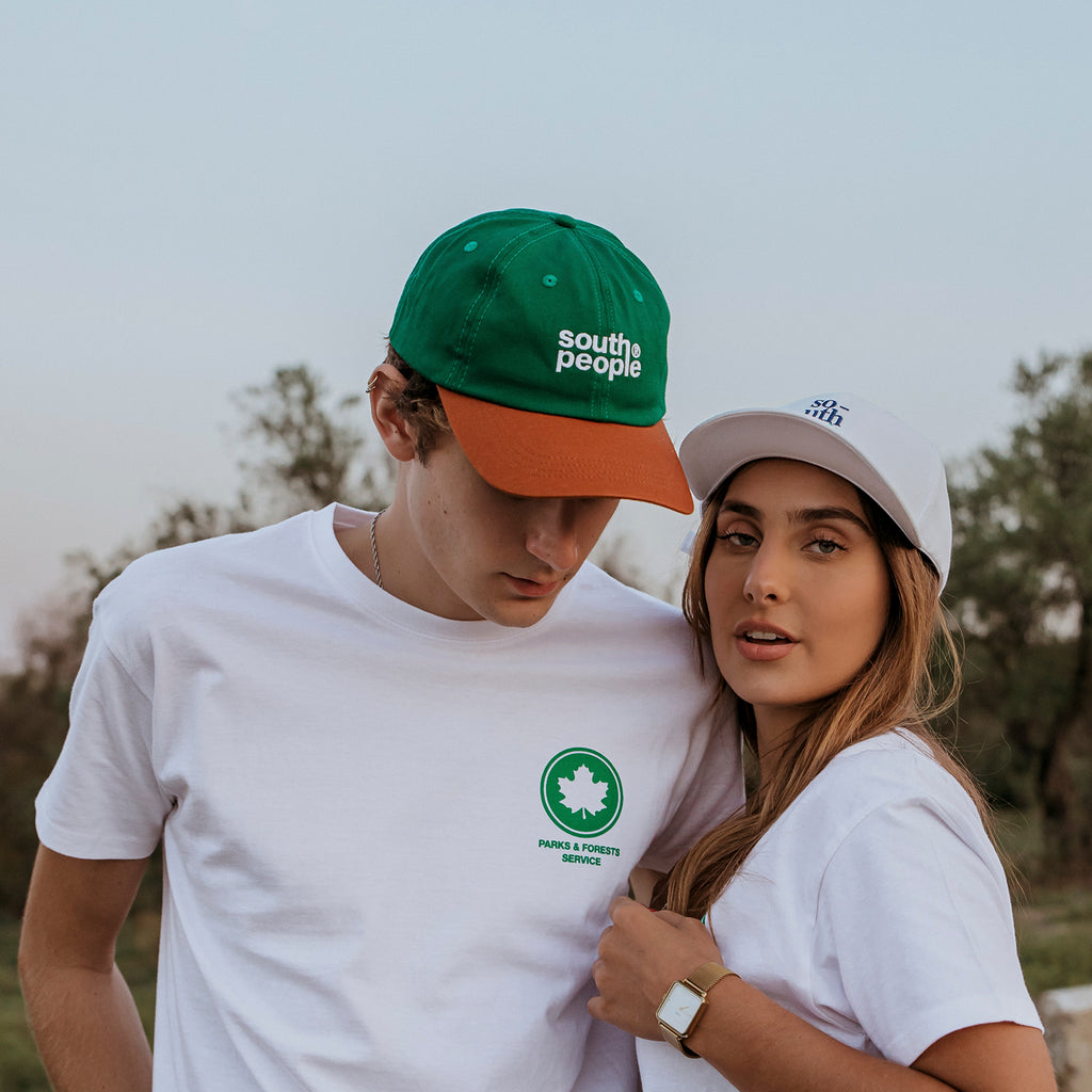 Gorra color verde con visera camel logo south people modelo